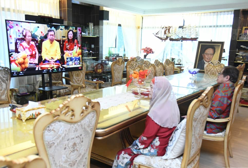 Abang Johari dan isteri menghadiri majlis Rumah Terbuka SUPP secara maya.