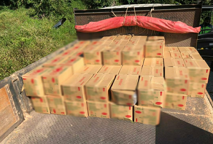 Minyak masak berkenaan dijumpai di dalam lori berkenaan yang diletakkan di sebuah premis di Pengkalan Kubor. - Foto Astro AWANI