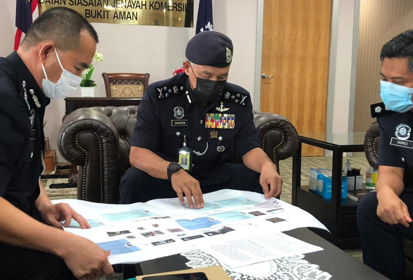 Pengarah Jabatan Siasatan Jenayah Bukit Aman, Datuk Zainuddin Yaacob bersama dua pegawai polis meneliti rancangan untuk memerangi sindiket scam. Gambar: Astro Awani