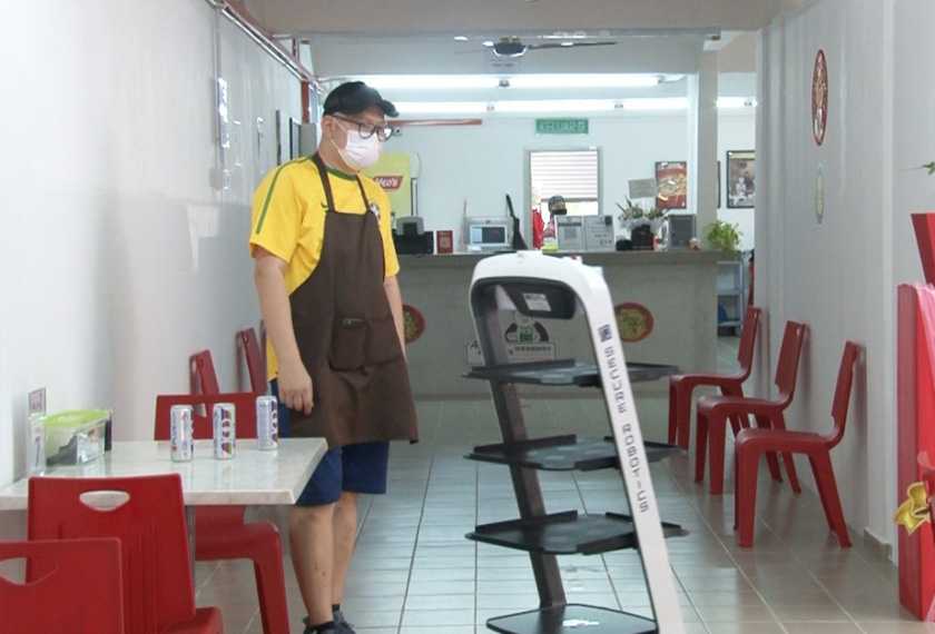 Gembira dengan fungsi robot, Fun Guo Xuan, bercadang untuk menambah lagi jumlah robot penghantar itu pada masa akan datang.