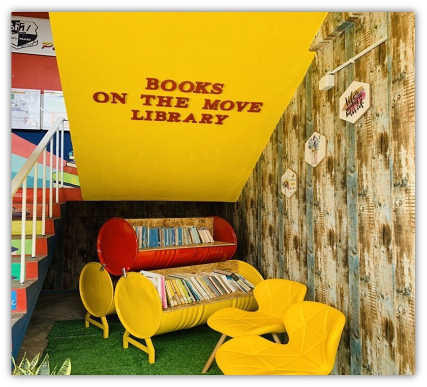 Ruang di bawah tangga dimanfaatkan menjadi tempat rehat dan pusat pembacaan.