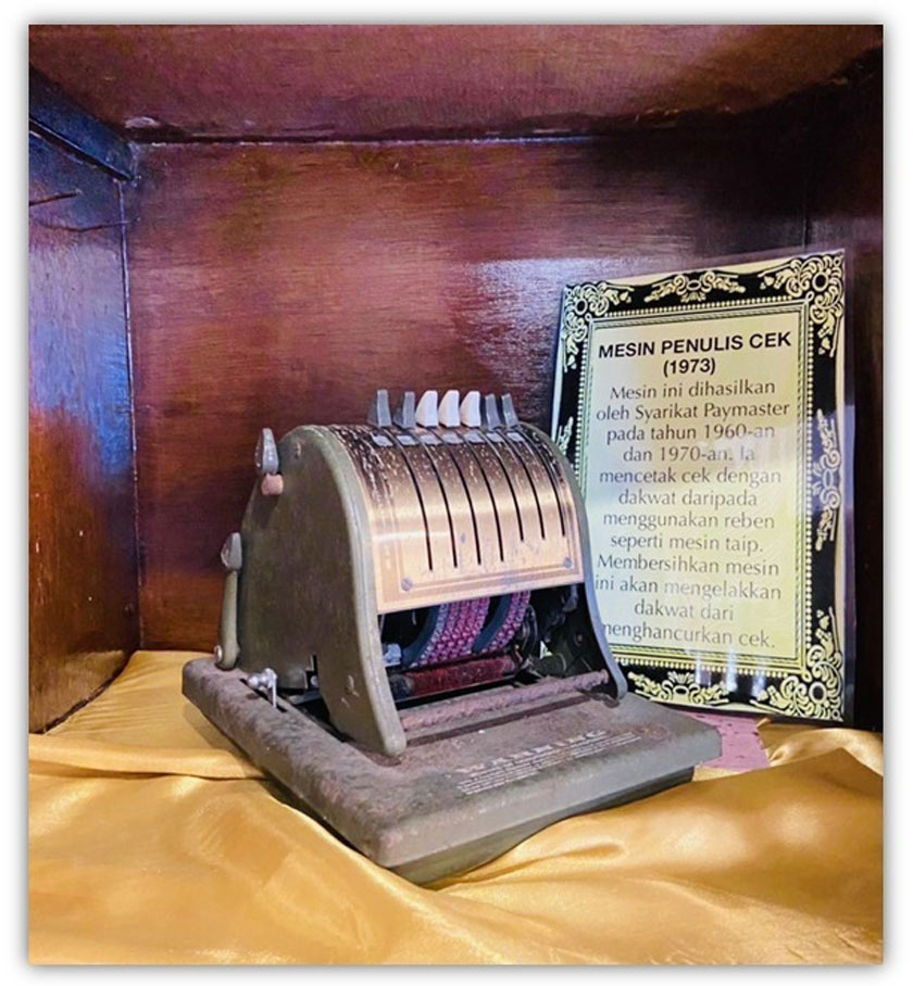 Antara koleksi barangan barangan klasik yang terdapat di SMK Tunku Mahmood Iskandar.