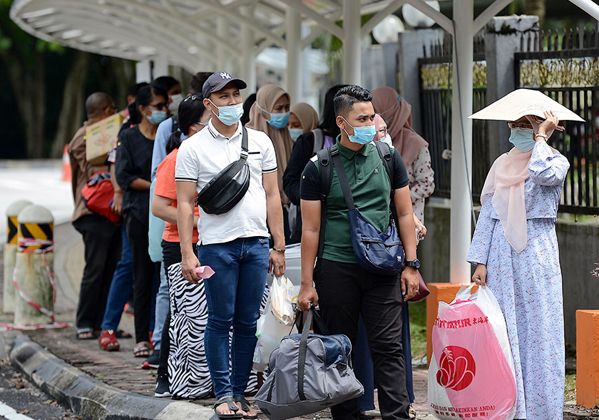 Penuntut universiti bakal kembali, namun apakah pengisian aktiviti semasa mereka berada di kampus nanti? - Gambar hiasan