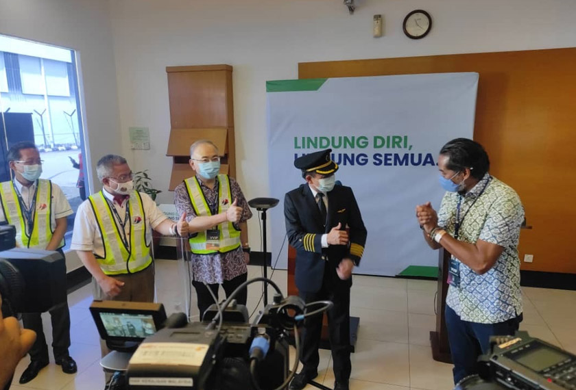 Hamdan (dua kanan) menerima ucapan tahniah selepas selamat membawa vaksin COVID-19 ke Malaysia pada Ahad, 21 Februari 2021.