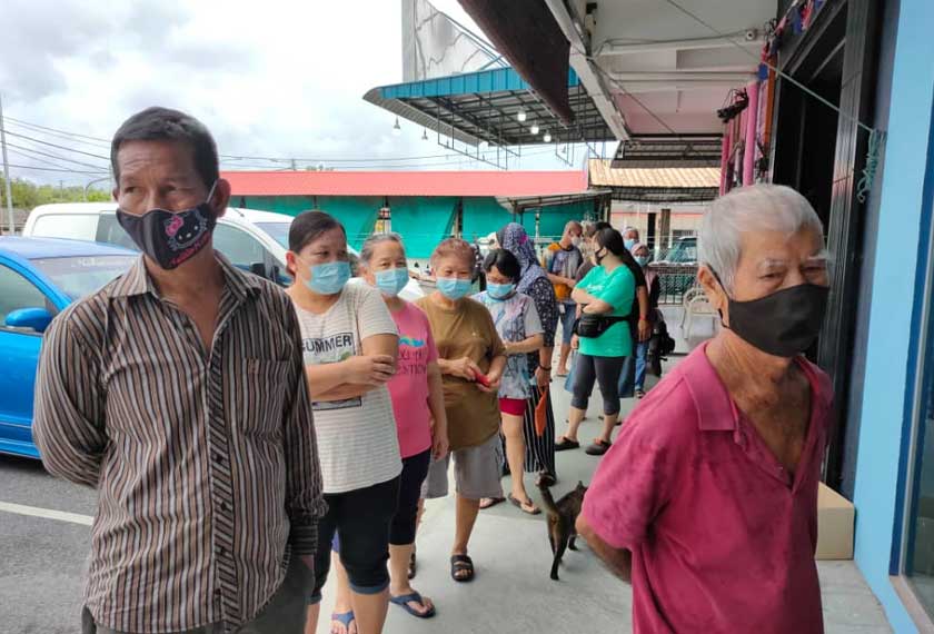  Golongan terkesan akibat PKP 2.0 sedang beratur untuk mendapatkan bantuan keperluan harian Gobok Makanan. Gambar: Ikatan Anak Mersing