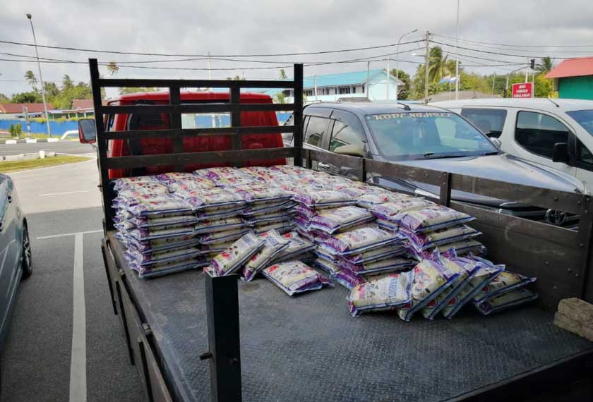Beras antara keperluan harian diberikan kepada setiap penerima dalam program Gobok Makanan.Gambar: Ikatan Anak Mersing