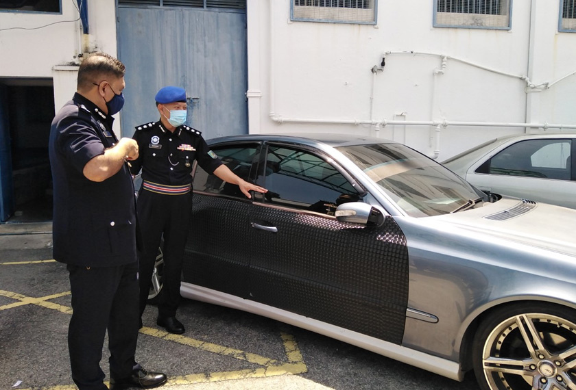 Selain dadah, polis turut menyita empat jenis kenderaan yang digunakan suspek untuk aktiviti jenayah, barang kemas dan wang tunai. - Foto Astro AWANI
