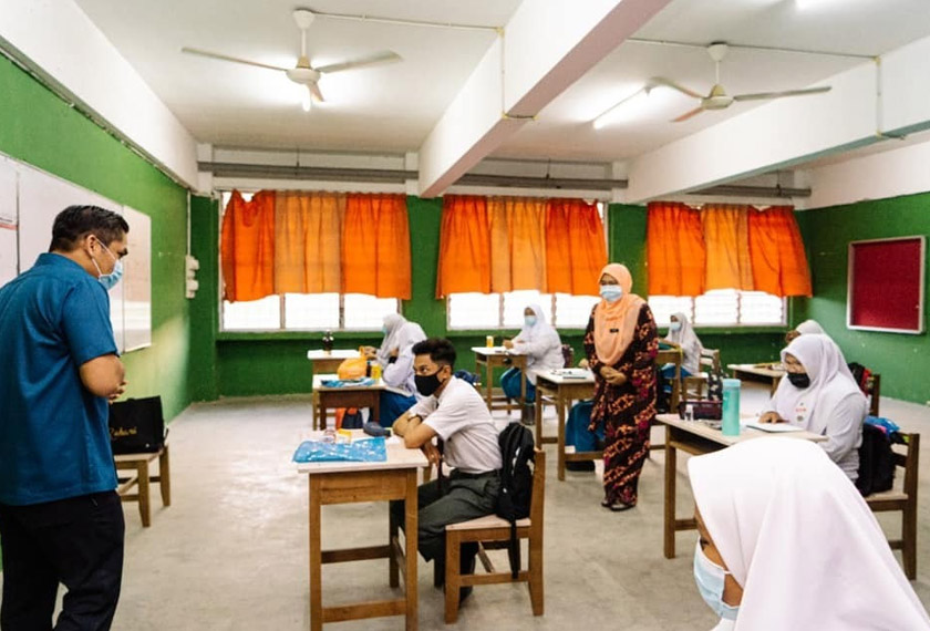 Datuk Radzi Jidin menyapa seorang pelajar Sekolah Menengah Kebangsaan Saujana Impian yang juga calon peperiksaan SPM. - Gambar Facebook RADZI JIDIN