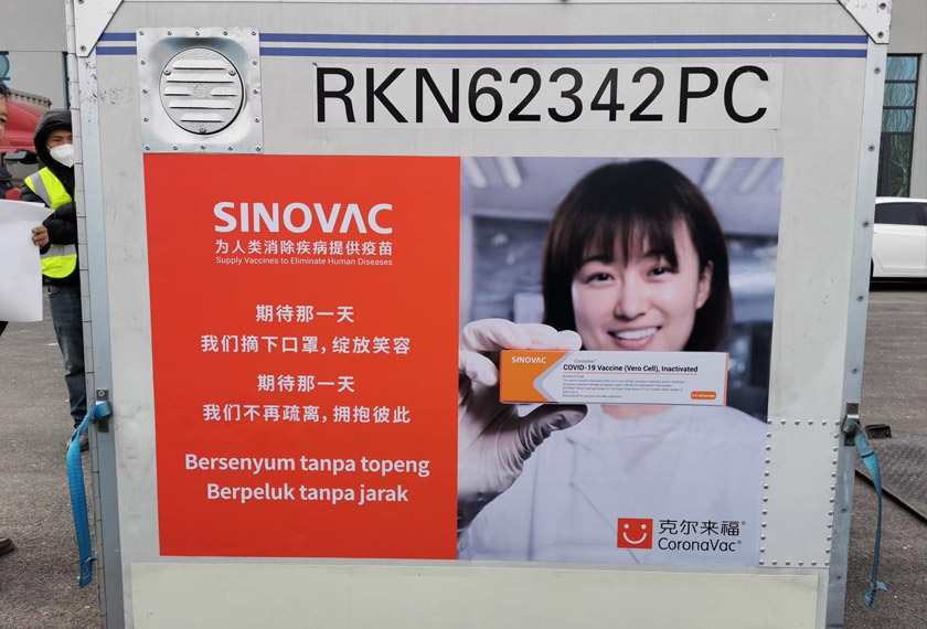 Cogan kata 'senyum tanpa topeng, peluk tanpa jarak' dipaparkan di kotak simpanan vaksin keluaran Sinovac. - Foto CRI