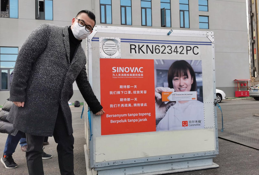 Zhang Hong bergambar bersama peti thermal simpanan vaksin Sinovac yang akan diterbangkan ke Malaysia. - Foto CRI