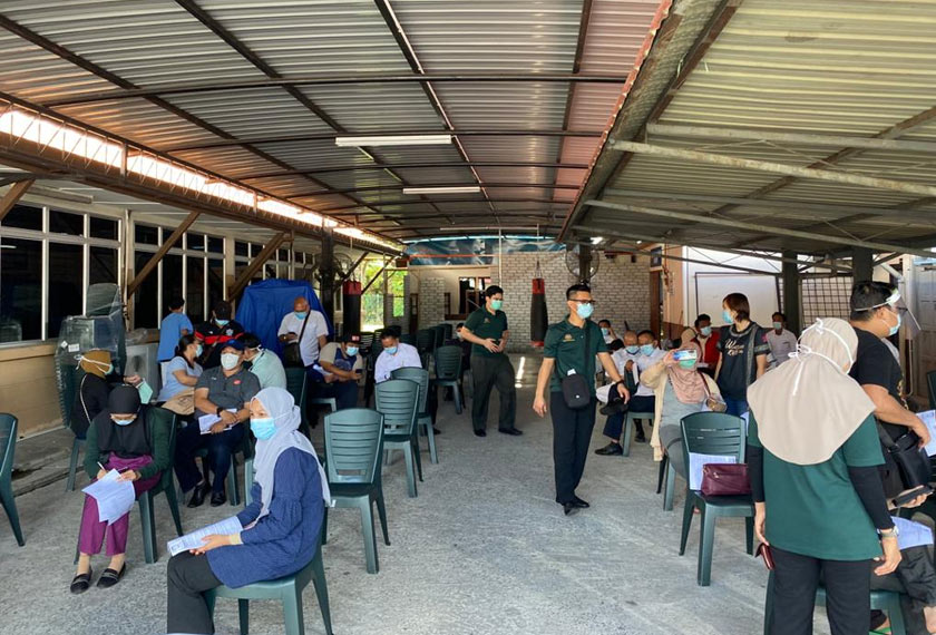 Kumpulan yang akan menjalani suntikan vaksin di KK Kota Samarahan.