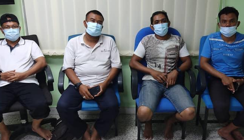 Kapten kapal, Nor Azman Saparin, 42, bersama tiga kru lain yang berusia 29 hingga 54 tahun dilaporkan selamat dan tidak mengalami kecederaan. - Foto APMM