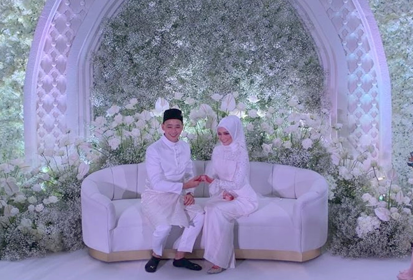 Bagai merpati dua sejoli, Nabil dan Ayda begitu berseri dalam persalinan dan pelamin serba putih. - Foto: Izwan Mohd Isa