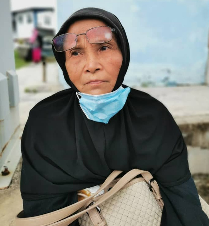 Ibu Ashaari, Hurani Awang, 73, tetap sabar menunggu perkembangan terkini operasi SAR di jeti berkenaan.