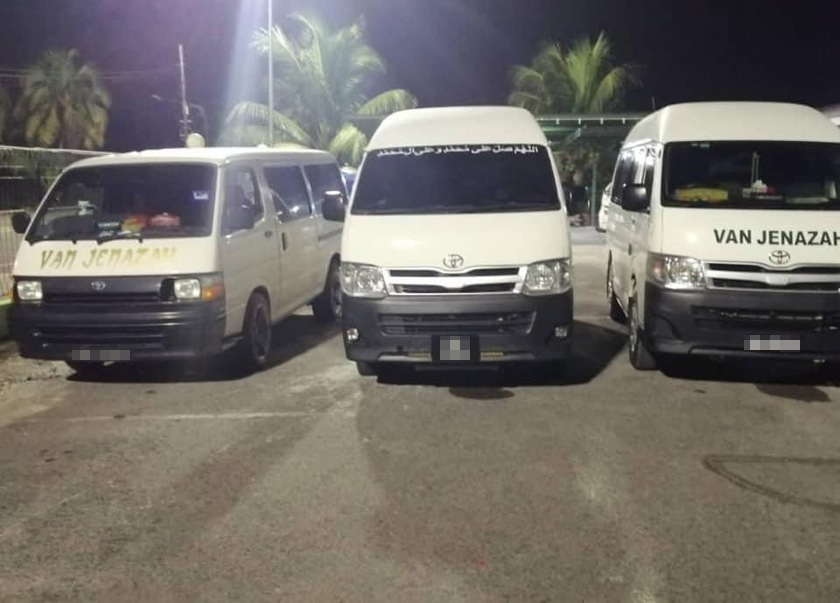 Beberapa kenderaan jenazah dikumpul untuk digerakkan ke Hospital Sri Aman pada Sabtu.