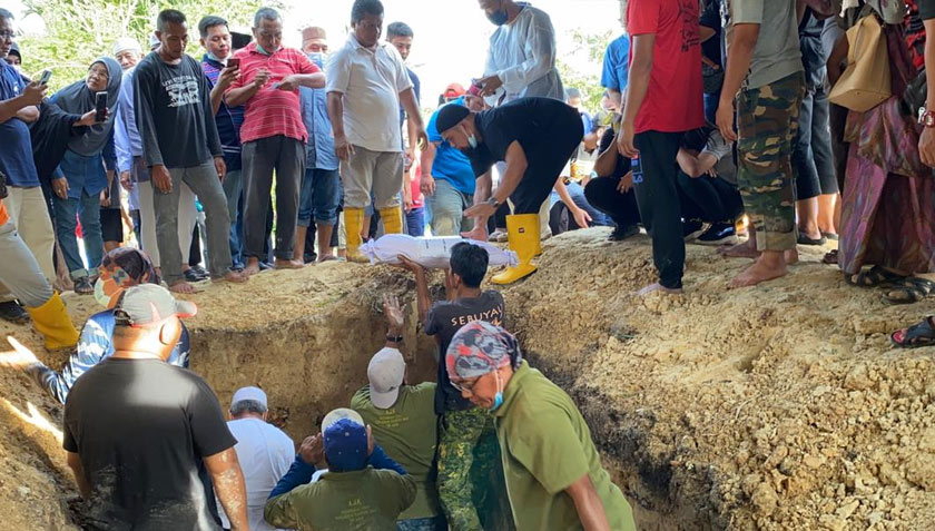 Jenazah enam beranak dikebumikan dalam satu liang lahad.