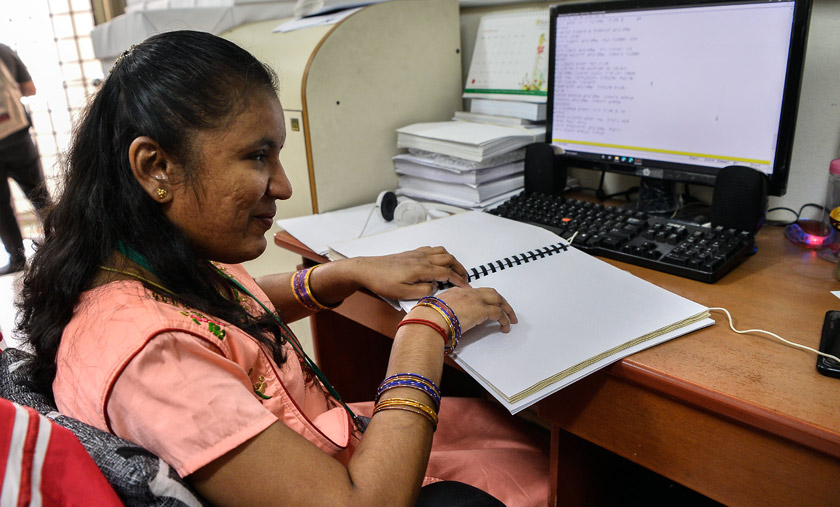 Penterjemah dan Penyunting Tulisan Braille S.Umashangari menunjukkan cara-cara untuk menterjemahkan buku teks dalam format tulisan Braille di Kompleks Bangunan Persatuan Orang Buta Malaysia (MAB) pada Isnin. – Gambar BERNAMA