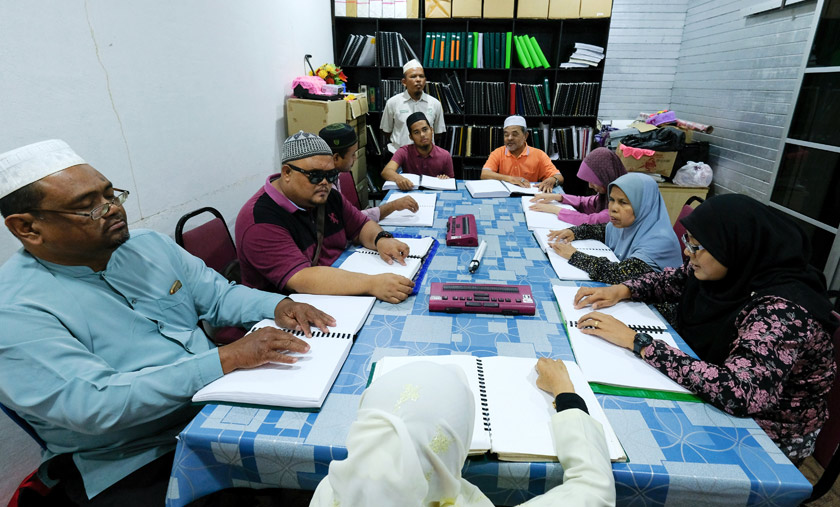 Sekumpulan Orang Kelainan Upaya (OKU) cacat penglihatan mengikuti kelas pengajian Al-Quran Braille di pejabat Persatuan Orang-Orang Cacat Penglihatan Islam Malaysia, (Pertis) Wilayah Terengganu. – Gambar BERNAMA