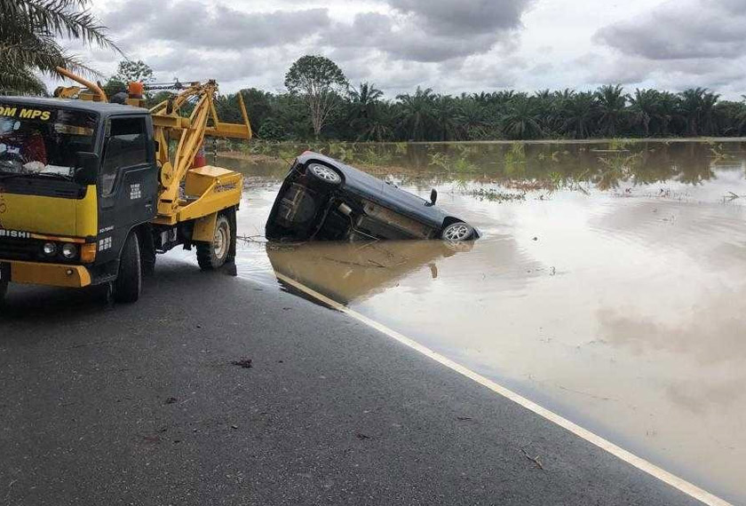 sebelum itu menemui kereta mangsa tenggelam di dalam parit sedalam empat meter.