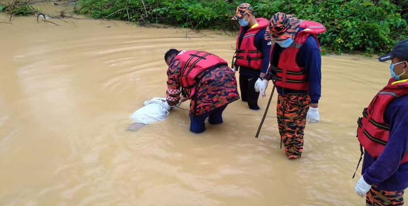 Mayat mangsa ditemukan lima meter dari lokasi kejadian oleh pasukan bomba yang melakukan operasi mencari dan menyelamat. - Foto JBPM