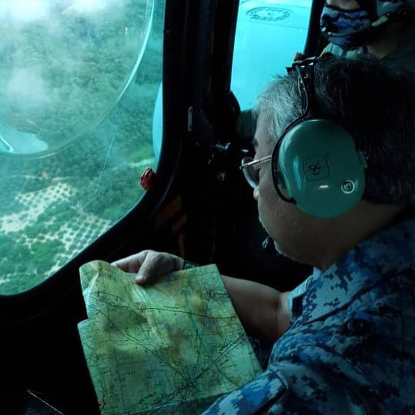 Seri Padukan Baginda meninjau situasi bencana banjir melalui udara menggunakan helikopter Tentera Udara Diraja Malaysia (TUDM), pesawat EC725, hari ini. - Gambar Facebook Istana Negara