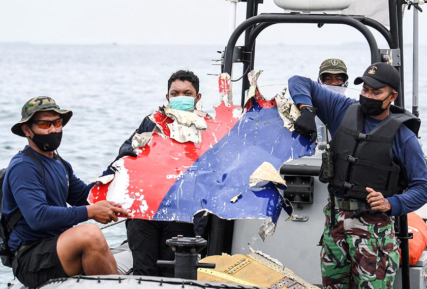 Footage released by the Indonesian Navy showed divers searching for the black boxes of Sriwijaya Air flight SJ 182 on Sunday (January 10) among suspected debris from the downed flight.