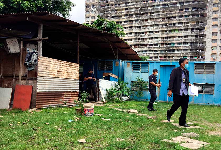 Kakitangan Jabatan Tenaga Kerja (JTK) Melaka kelihatan memeriksa kontena yang dijadikan penginapan para pekerja asing pada operasi di sebuah kilang pembuatan ais di Bukit Gedong. - Bernama