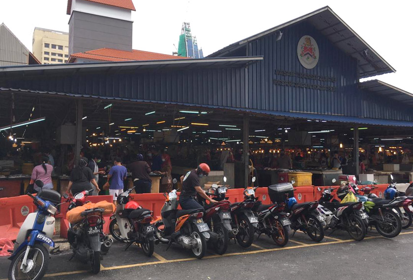 Tinjauan di pasar di Jalan Raja Bot juga mendapati jumlah pelanggan agak kurang berbanding sebelum ini.