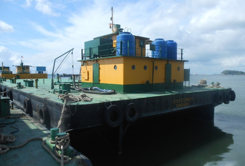 Difahamkan ketika kejadian bot tunda dengan nama Ever Winner itu sedang menunda sebuah tongkang Ever Eternity tanpa muatan. - Gambar fail