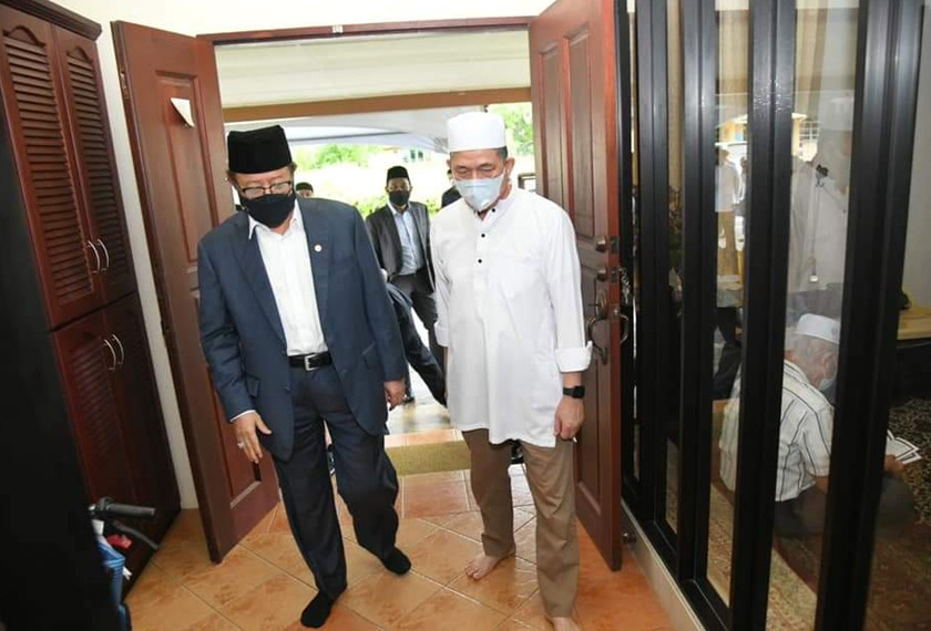 Abang Johari (kiri) hadir memberi penghormatan terakhir kepada allahyarham.