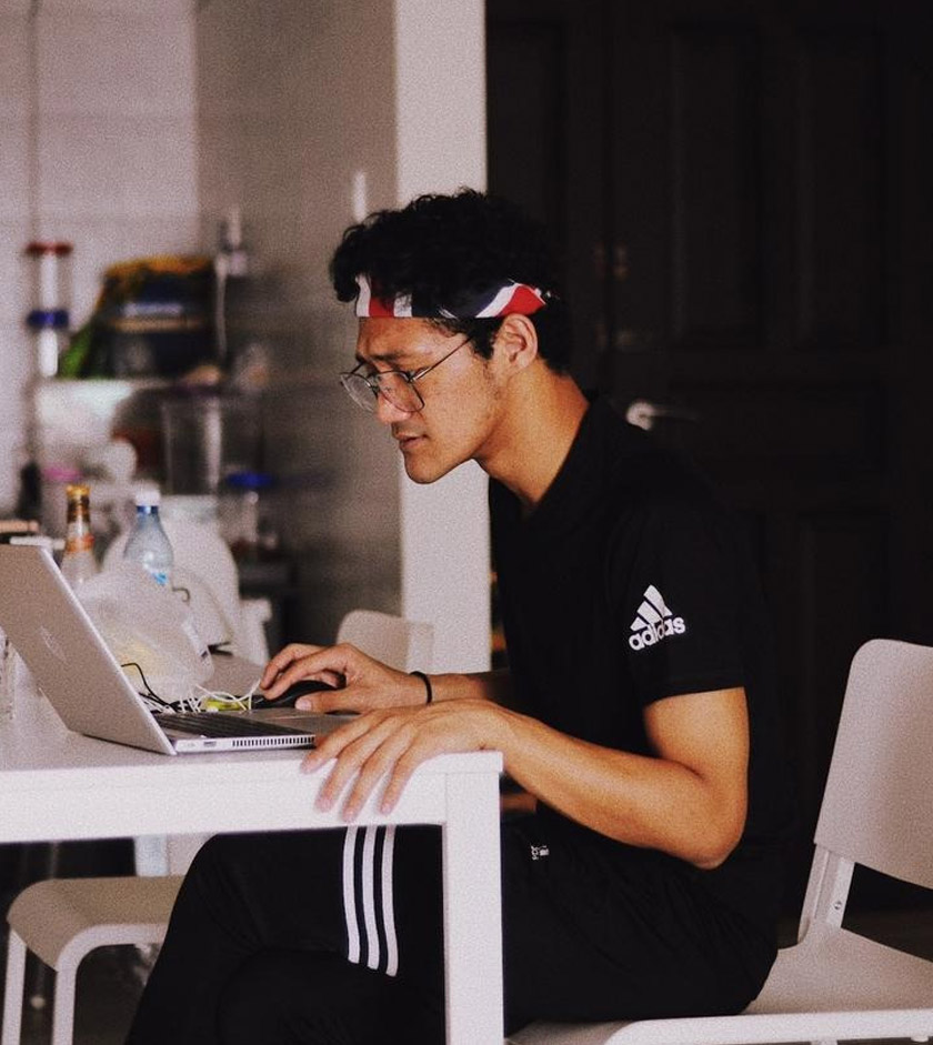 Asyraf perlu yakinkan pelanggan menerusi perbincangan dalam talian. - Astro AWANI