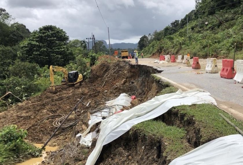 Keadaan separuh Jalan Grogo, Bau-Lundu yang ranap akibat tanah runtuh.