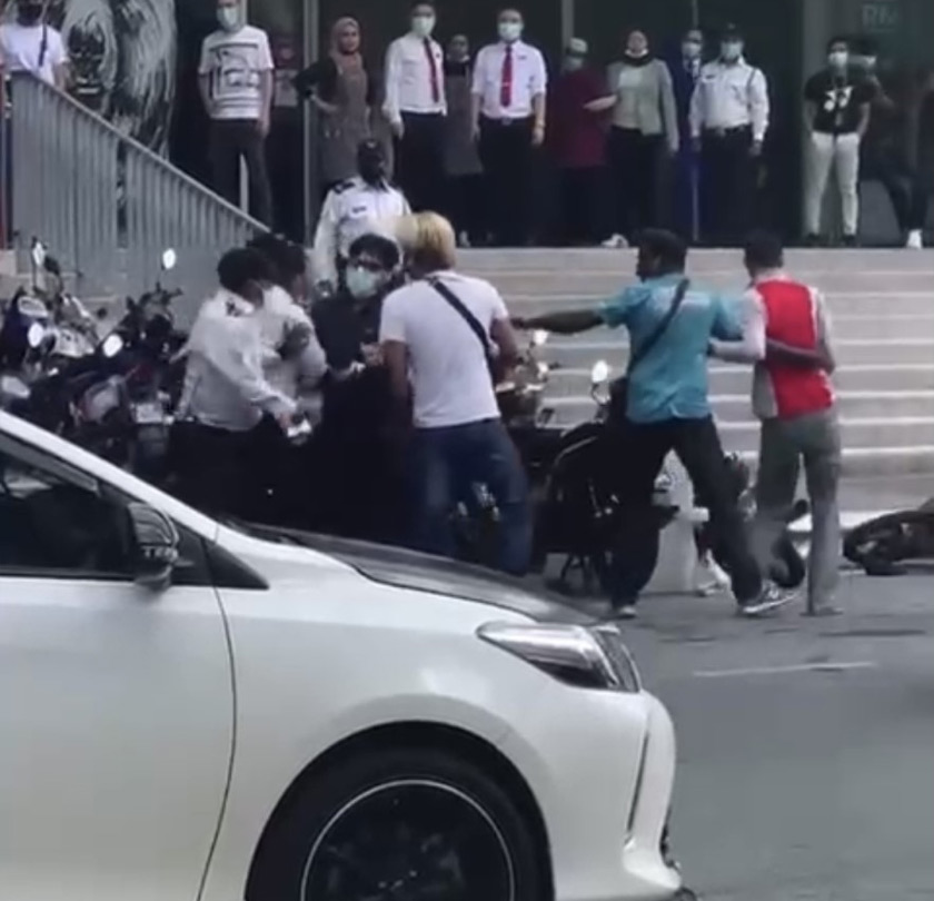 Mangsa yang mengalami lebam dan sakit pada anggota badan telah pergi ke Balai Polis Kota Setar untuk membuat laporan. - Astro AWANI