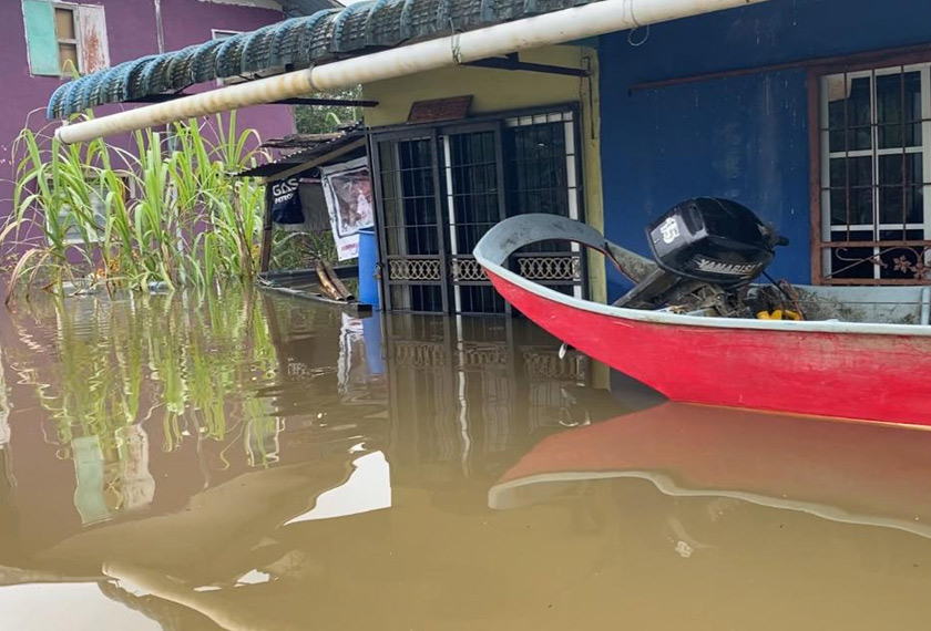 Keadaan salah sebuah rumah di Kampung Tanah Puteh, Serian yang dinaiki air.