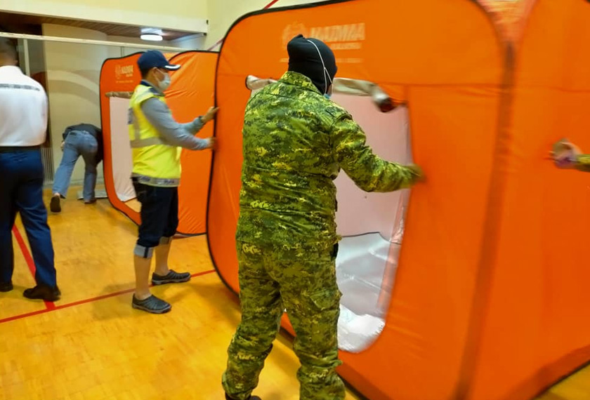 Pasukan keselamatan menyediakan khemah di pusat pemindahan sementara bagi menempatkan mangsa banjir.