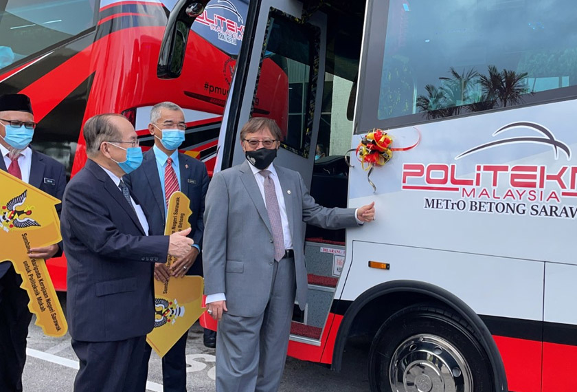 Abang Johari (dua dari kiri) menyerahkan bas kepada dua politeknik di Sarawak.