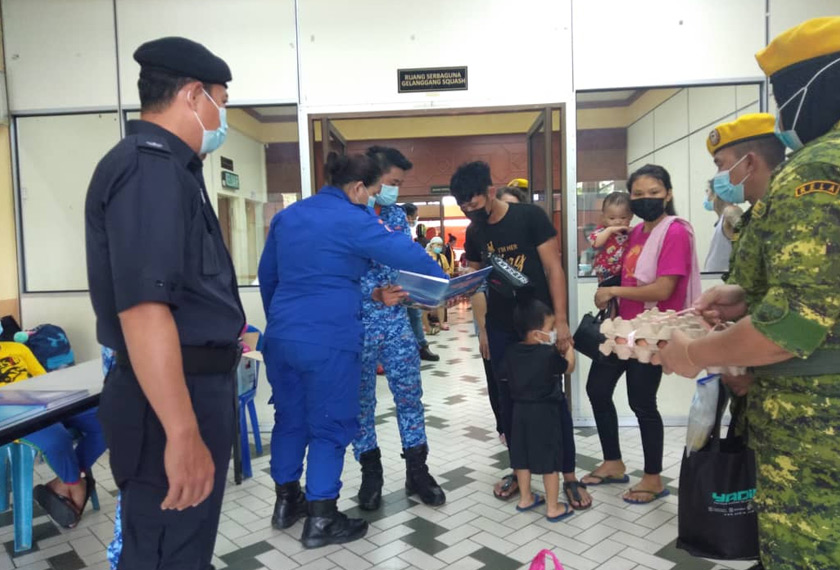 Pemeriksaan ketat dilakukan pasukan penyelamat di setiap PPS yang dibuka.