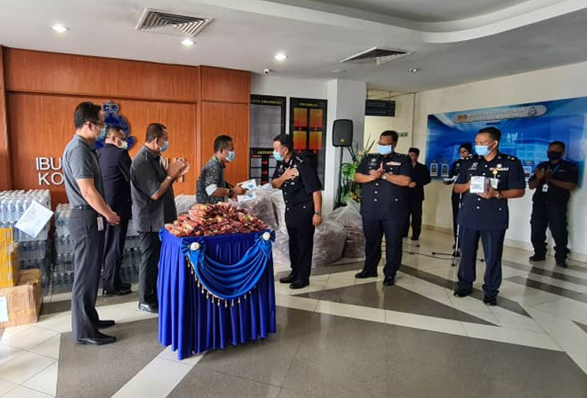 Jahid (dua kiri) menyampaikan sumbangan kepada para petugas barisan hadapan di IPK Sabah.