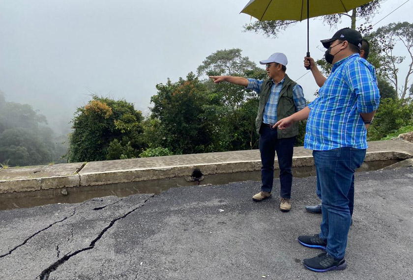 Joachim (kiri) meninjau keadaan parkir dan laluan Tamparuli-Ranau yang rosak akibat tanah runtuh awal pagi ini.