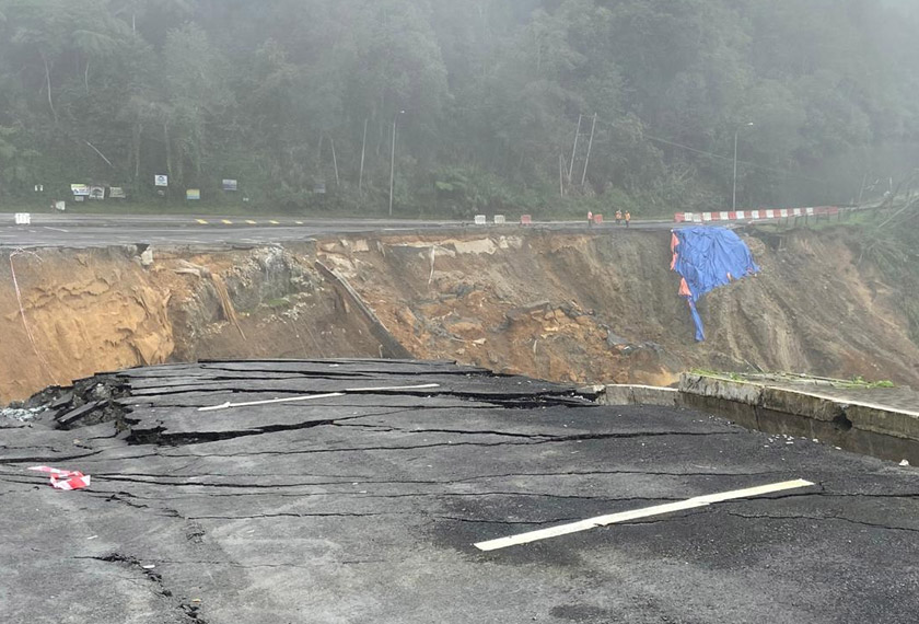 Keadaan kawasan parkir dan laluan Tamparuli-Ranau yang rosak akibat tanah runtuh awal pagi ini.