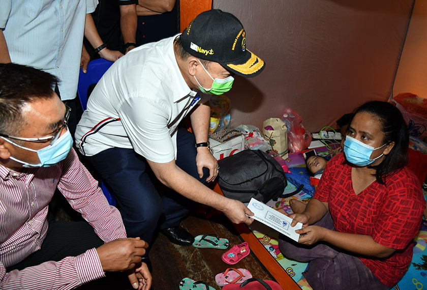 Hajiji menyampaikan bantuan kewangan kepada mangsa banjir di Beaufort pada Rabu.