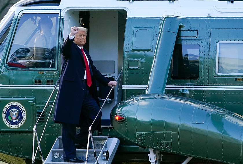 Trump menaiki helikopter Marine One, di South Lawn, meninggalkan Rumah Putih.