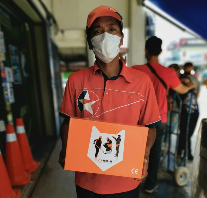 Mohd Suffian menerima sepasang kasut kerja - Gambar ihsan Lee Chee Seng