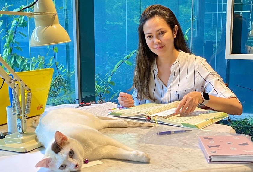 Tengku Permaisuri Norashikin yang juga Penaung Diraja kepada program Stray Free Selangor (SFS) kendalian Society For The Prevention of Cruelty Animals (SPCA) telah menyelamatkan lebih 100 ekor kucing terbiar. - Facebook Selangor Royal Office