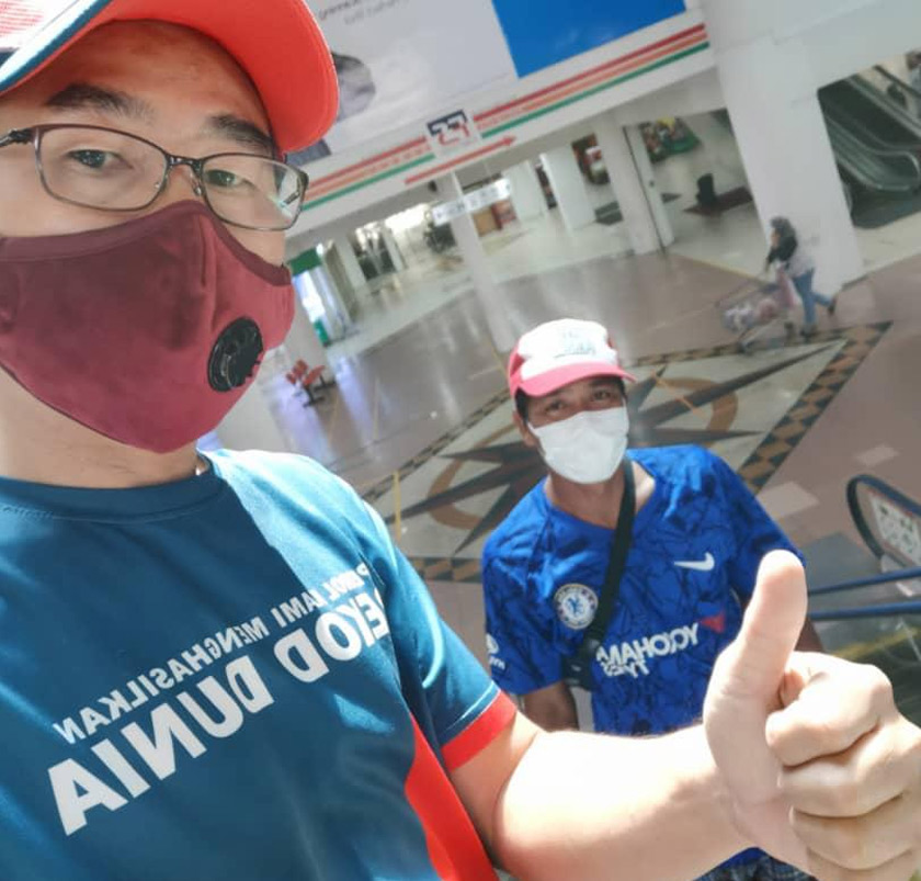 Les membawa Mohd Suffian membeli barangan keperluan asas - Gambar ihsan Lee Chee Seng