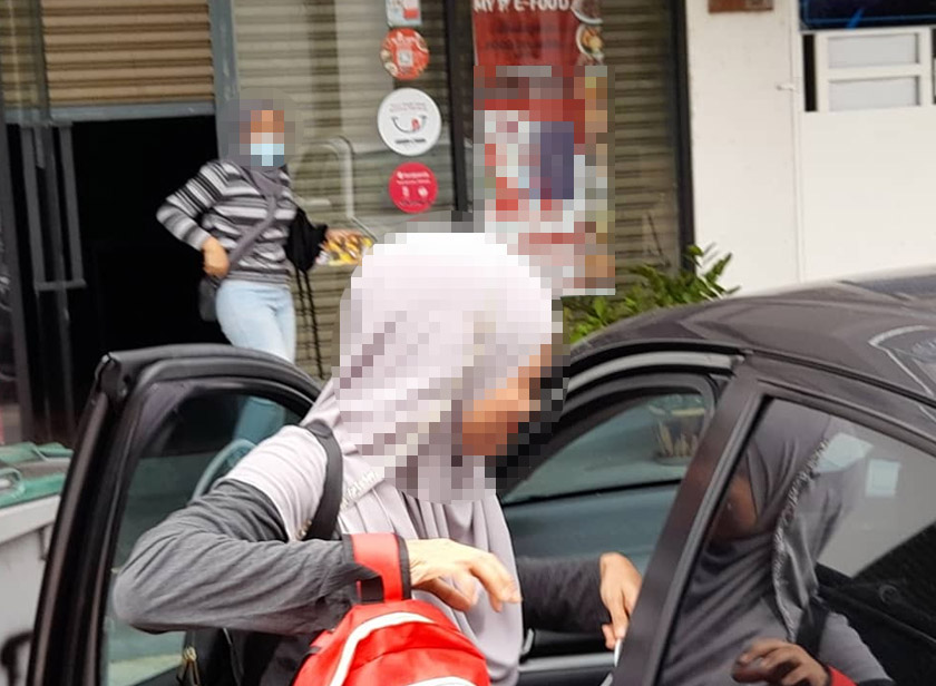 Sumber itu turut berkongsi sekeping gambar dengan Astro AWANI yang menunjukkan terdapat seorang lagi wanita berhampiran yang memakai pelitup muka ketika mengambil beg dari keretanya. Foto sumber