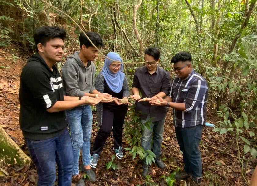 Aktiviti mencari batu permata di kaki Gunung Jerai semakin mendapat perhatian.