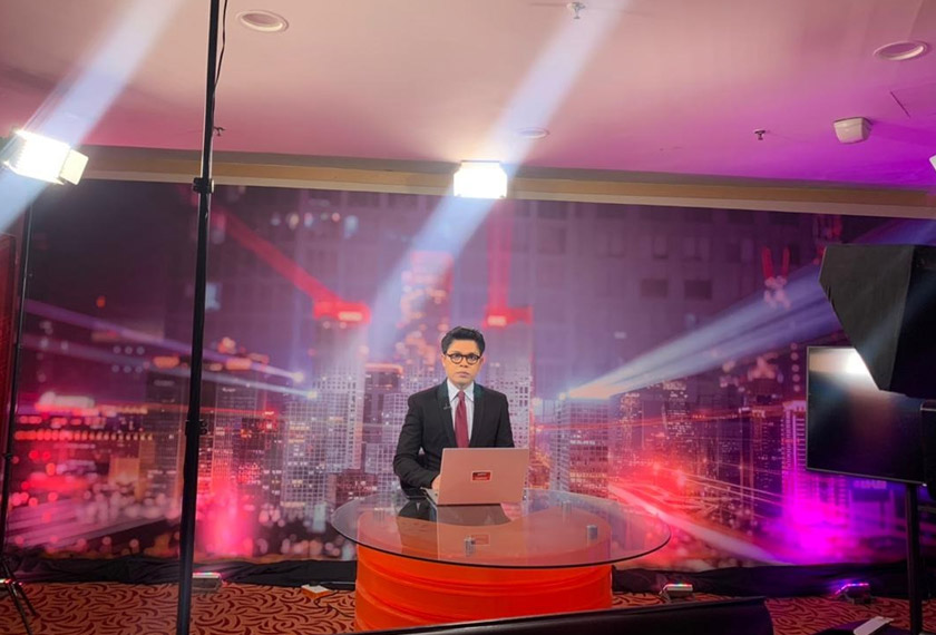 Penyampai Astro AWANI, Najib Aroff, sedang bersedia untuk ke udara dari studio di WTC.