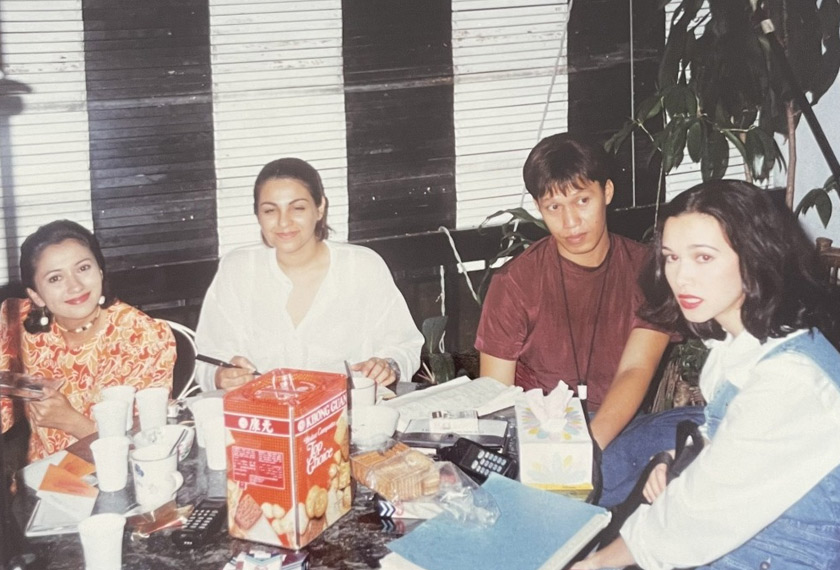 Di set penggambaran filem Dunie Rees dan Ina bersama pelakon Deanna Yusof pada 1995.