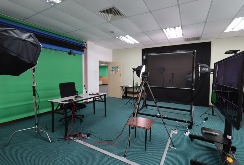 Pihaknya menyedari kesukaran dan rasa kekok segelintir pensyarah mengajar di hadapan kamera ditambah bagi subjek teknikal penggunaan makmal, justeru penggunaan lightboard memudahkan perkara tersebut.